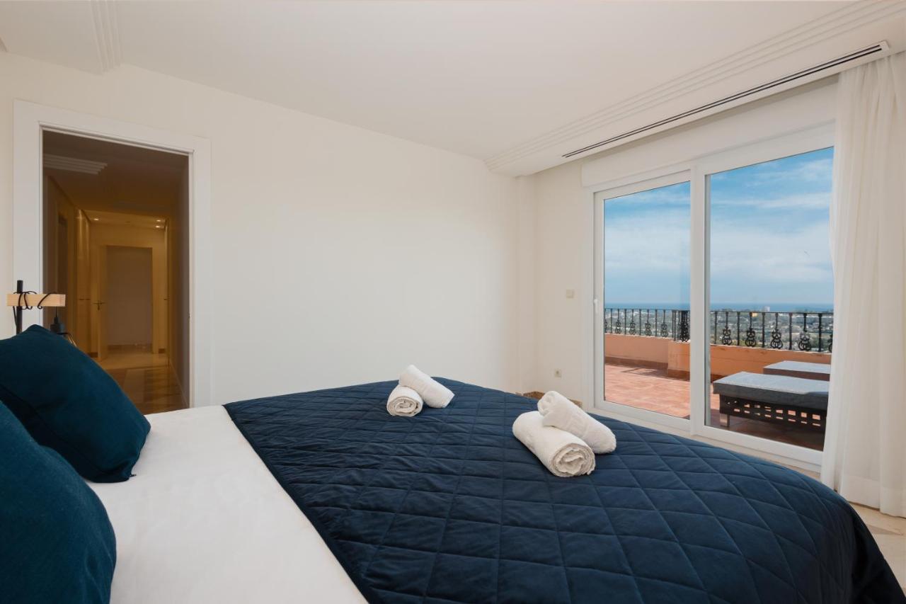 Penthouse With Sea Views In Nueva Andalucia