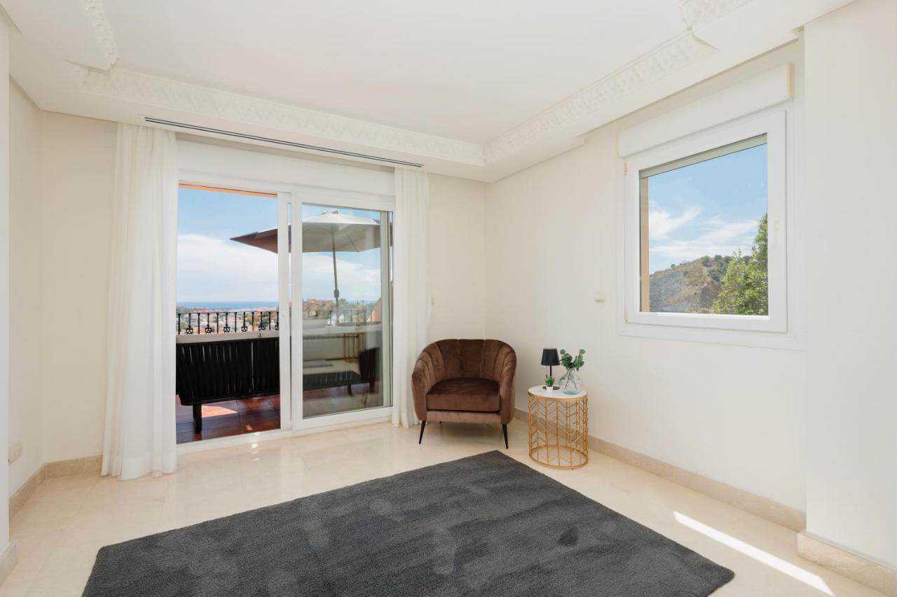 Penthouse With Sea Views In Nueva Andalucia